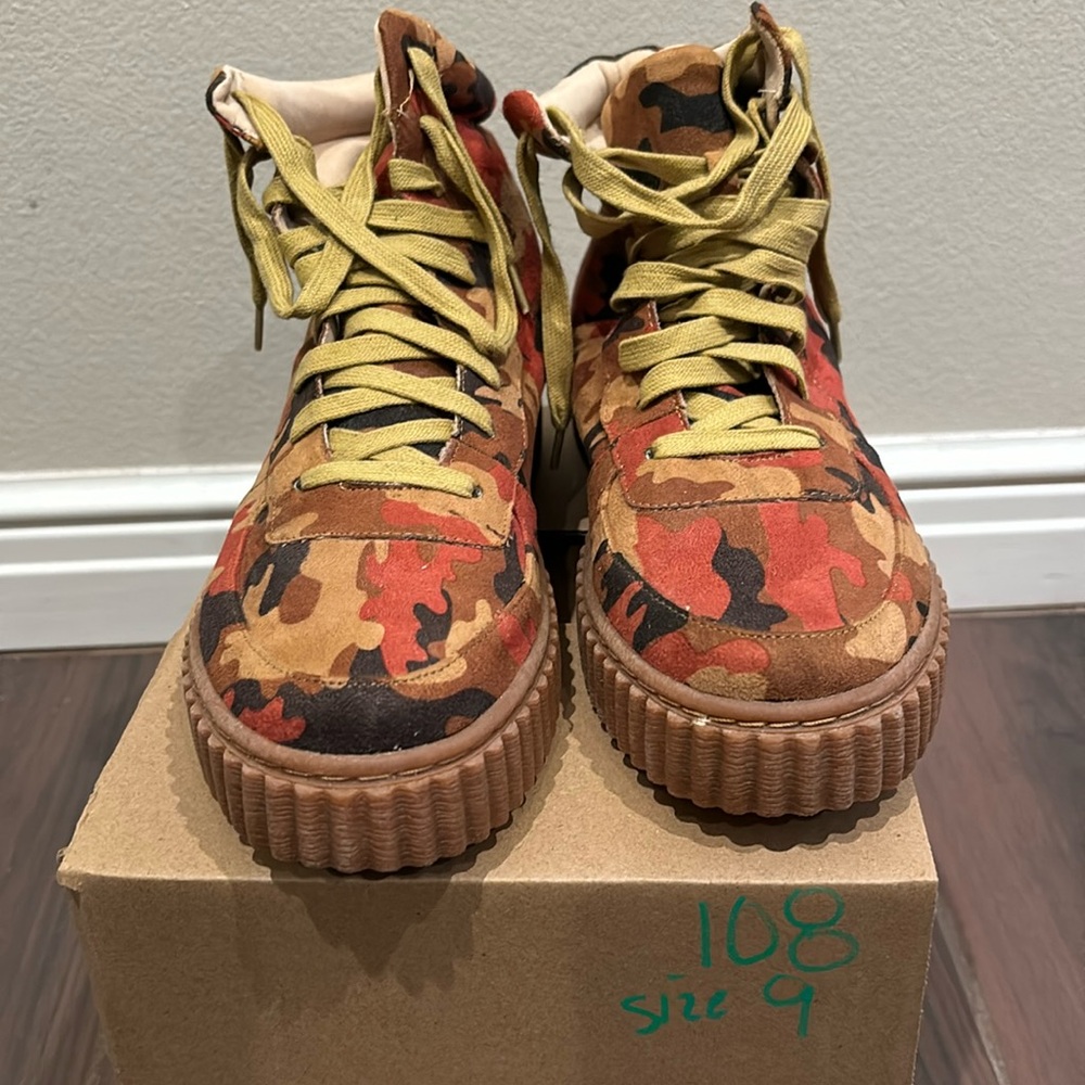 Camo sneakers size 9 womens